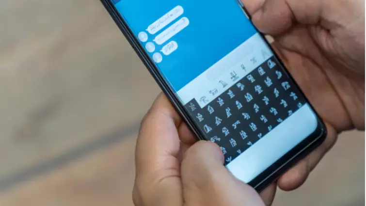 Mobile phone with encrypted messenger