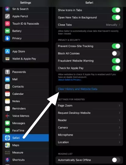 Safari app shown in settings on iOS with an arrow pointing to clear cache 